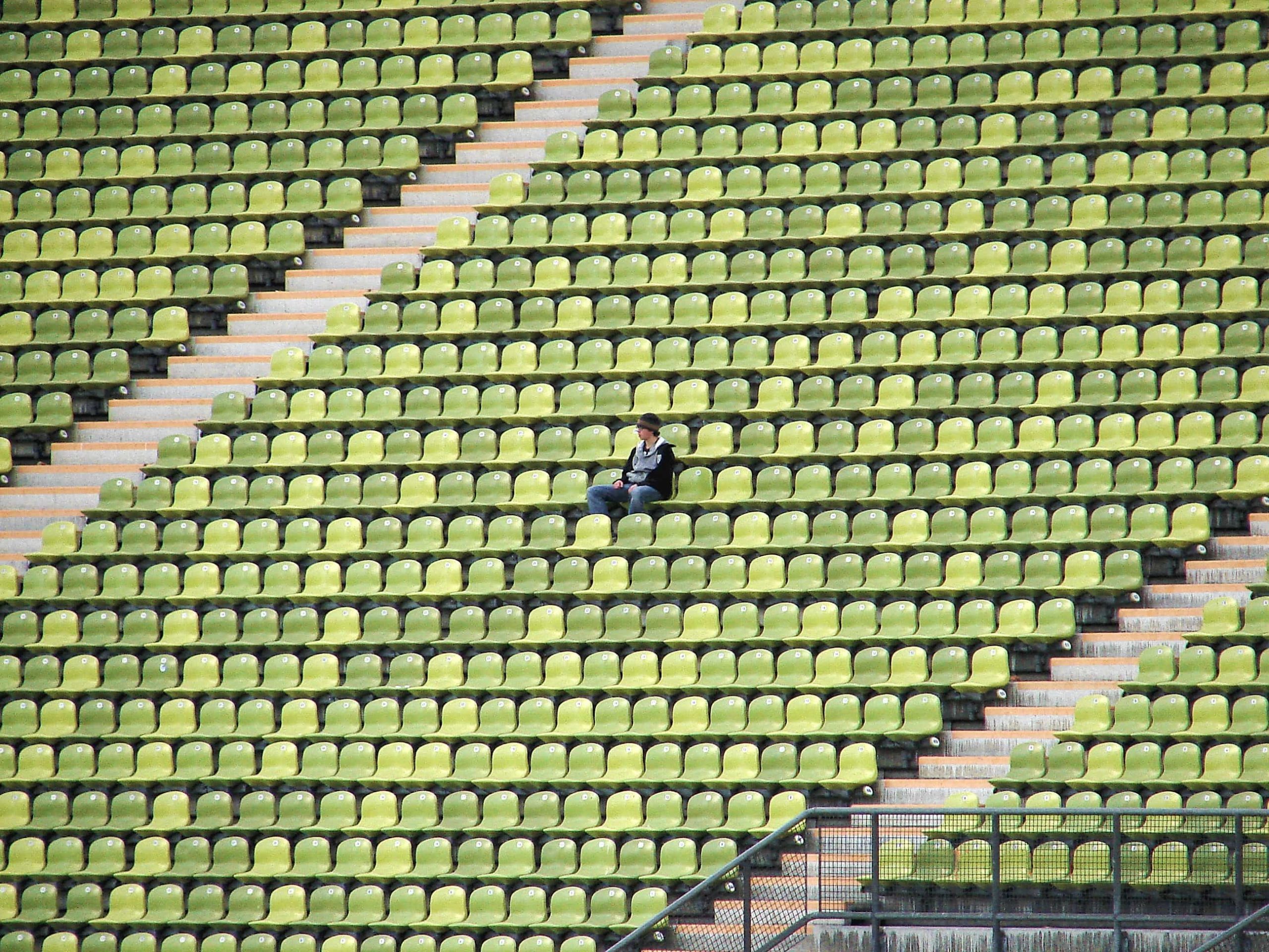 スタジアムに独りぼっちの少年